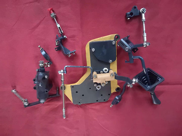 铲刀提升倾斜操纵总成